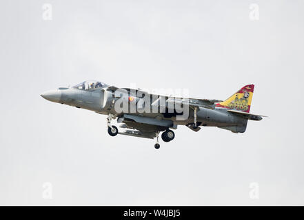 Eine von zwei spanische Marine AV-8B Harrier II durchführen Am2019 RIAT Fairford air show, Gloucestershire, Vereinigtes Königreich Stockfoto