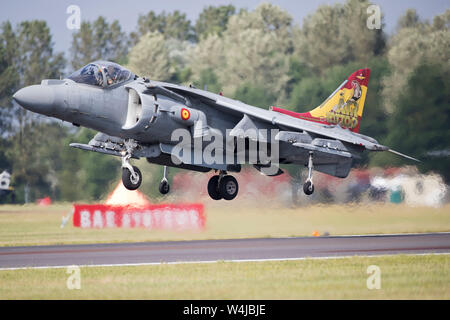 Eine von zwei spanische Marine AV-8B Harrier II durchführen Am2019 RIAT Fairford air show, Gloucestershire, Vereinigtes Königreich Stockfoto