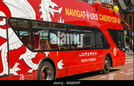 CARDIFF, WALES - Juli 2019: Sightseeing Tour mit dem Bus in die Innenstadt von Cardiff geparkt.