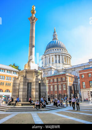 Paternoster Square mit Blick auf die St. Paul's Kathedrale. London, England. Stockfoto