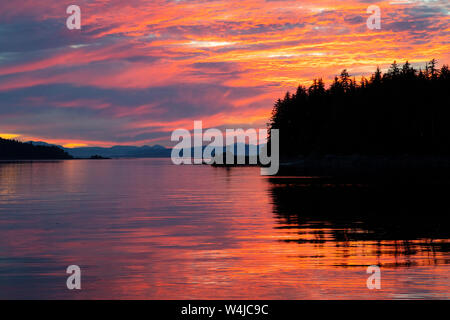 Sonnenuntergang über Frederick Sound aus Cape Fanshaw, Tongass National Forest, Alaska. Stockfoto