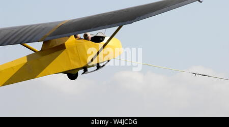 AJAXNETPHOTO. 30. JULI 2011. LEE-on-the-solent, England. - Nach OBEN UND WEG! - 2 SITZ SEGELFLUGZEUG BEKOMMT LUFT AUF DER WINDE HOIST ÜBER DAEDALUS Flugplatz. Foto; Jonathan Eastland/AJAX REF: D 113007 1358 2 Stockfoto