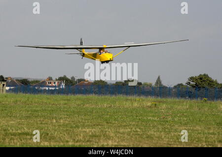 AJAXNETPHOTO. 30. JULI 2011. LEE-on-the-solent, England. FINAL APPROACH - ein DOPPELSITZ PLATZ GLEITSCHIRM Sekunden von der Landung auf daedalus Flugplatz. Foto; Jonathan Eastland/AJAX REF: D 113007 1363 Stockfoto