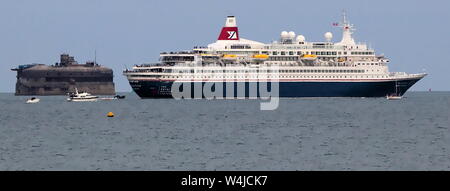 AJAXNETPHOTO. PORTSMOUTH, England. 5. JUNI, 2019. PORTSMOUTH, England. - Veterane NORMANDIE FÄHRE FRED OLSEN LINES PASSAGIERSCHIFF BOUDICCA GECHARTERT VON DER KÖNIGLICHEN BRITISCHEN LEGION KÖPFE AUS DEN SOLENT auf dem Weg in die Normandie. Foto: Steve Foulkes/Ajax REF: SF 190506 1 Stockfoto