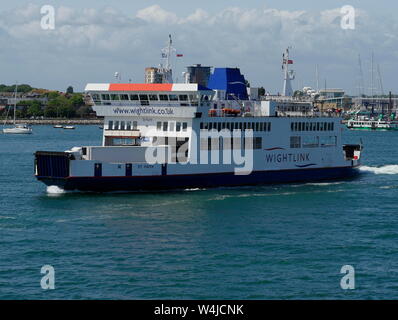 AJAXNETPHOTO. 3. JUNI, 2019. PORTSMOUTH, ENGLAND - PORTSMOUTH ISLE OF WIGHT WIGHT LINK ST. GLAUBEN HAFEN ZU VERLASSEN. Foto: Jonathan Eastland/AJAX REF: GX8 190306 326 Stockfoto