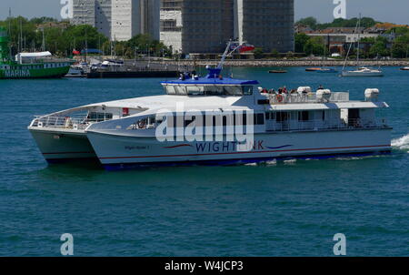 AJAXNETPHOTO. 3. JUNI, 2019. PORTSMOUTH, ENGLAND - PORTSMOUTH ISLE OF WIGHT WIGHT LINK WIGHT RYDER ZU ICH verlassen den Hafen. Foto: Jonathan Eastland/AJAX REF: GX8 190306 320 Stockfoto