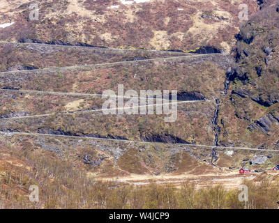 Mountain pass Straße über das Vikafjell, zwischen Hardanger- und Sognefjord, Serpentinen über eine kurvenreiche Straße, Frühsommer, Norwegen Stockfoto