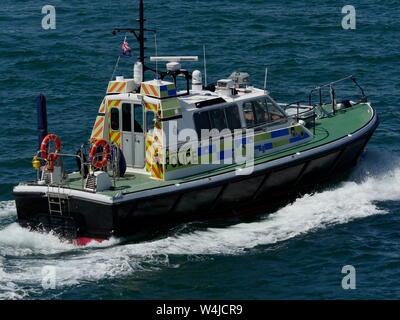 AJAXNETPHOTO. 3. JUNI, 2019. PORTSMOUTH, England. - MOD POLIZEI - Bundesministerium der Verteidigung Polizei stößt sich bemühen, in den MARINESTÜTZPUNKT FOTO: Jonathan Eastland/AJAX REF: GX 810306 318 Stockfoto