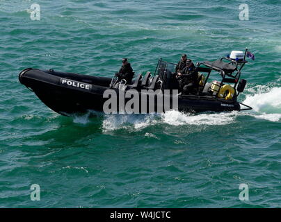 AJAXNETPHOTO. 3. JUNI, 2019. PORTSMOUTH, England. - MOD POLIZEI - Bundesministerium der Verteidigung POLIZEI STARREN GESCHÄLT SCHLAUCHBOOT PATROUILLIEREN DIE MARINEBASIS FOTO: Jonathan Eastland/AJAX REF: GX8 190306 329 Stockfoto