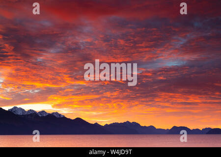 Sonnenaufgang über Resurrection Bay, Seward, Alaska. Stockfoto