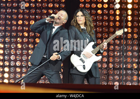 Pescara, Italien. 23. Juli, 2019. Foto Fabio Urbini/LaPresse 23 Luglio 2019 Pescara (PE) Italia Spettacoli Biagio Antonacci &Amp; Laura Pausini Pescara Nella Foto: Biagio Antonacci e Laura Pausini Foto Fabio Urbini/LaPresse 21 Juni 2019 Pescara (PE) Italien Spettacle Pescara Biagio Antonacci &Amp; Laura Pausini Im Pic: Biagio Antonacci und Laura Pausini Credit: LaPresse/Alamy leben Nachrichten Stockfoto
