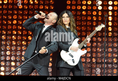 Pescara, Italien. 23. Juli, 2019. Foto Fabio Urbini/LaPresse 23 Luglio 2019 Pescara (PE) Italia Spettacoli Biagio Antonacci &Amp; Laura Pausini Pescara Nella Foto: Biagio Antonacci e Laura Pausini Foto Fabio Urbini/LaPresse 21 Juni 2019 Pescara (PE) Italien Spettacle Pescara Biagio Antonacci &Amp; Laura Pausini Im Pic: Biagio Antonacci und Laura Pausini Credit: LaPresse/Alamy leben Nachrichten Stockfoto