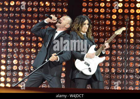 Pescara, Italien. 23. Juli, 2019. Foto Fabio Urbini/LaPresse 23 Luglio 2019 Pescara (PE) Italia Spettacoli Biagio Antonacci &Amp; Laura Pausini Pescara Nella Foto: Biagio Antonacci e Laura Pausini Foto Fabio Urbini/LaPresse 21 Juni 2019 Pescara (PE) Italien Spettacle Pescara Biagio Antonacci &Amp; Laura Pausini Im Pic: Biagio Antonacci und Laura Pausini Credit: LaPresse/Alamy leben Nachrichten Stockfoto