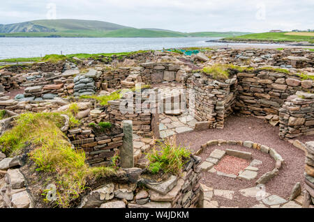 Einer ausgegrabenen Eisenzeit Steuerhaus am Alten Scatness im Süden von Mainland, Shetland. Stockfoto