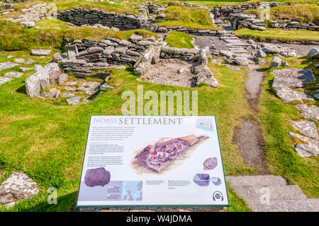 Eine erläuternde Zeichen vor der freigelegten Überreste der Nordischen Siedlung an Jarlshof im südlichen Festland, Shetland. Stockfoto