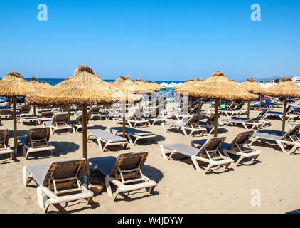 Malia, Kreta, Griechenland - Dezember 18, 2019: Liegen am Strand in Malia auf Kreta, Griechenland Stockfoto