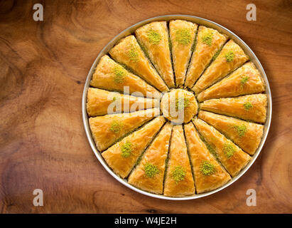 Türkisches baklava auf hölzernen Hintergrund Stockfoto