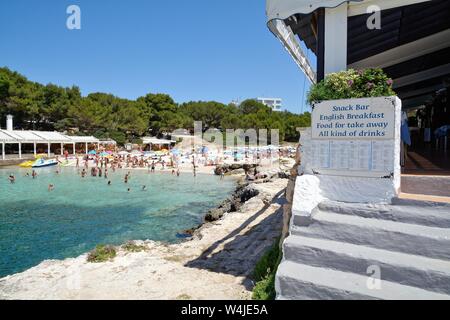 Der Strand und die Bucht von Cala Blanca an einem heissen Sommertag, Menorca Balearen Spanien EU Stockfoto
