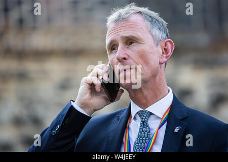 London, Großbritannien. 23. Juli, 2019. Nigel Evans, der konservative Abgeordnete für das Ribble Valley, bereitet Boris Johnson's Wahl als Konservativer Parteichef und bevorstehenden Austausch von Theresa kann als Premierminister am College Green in Westminster zu diskutieren. Credit: Mark Kerrison/Alamy leben Nachrichten Stockfoto