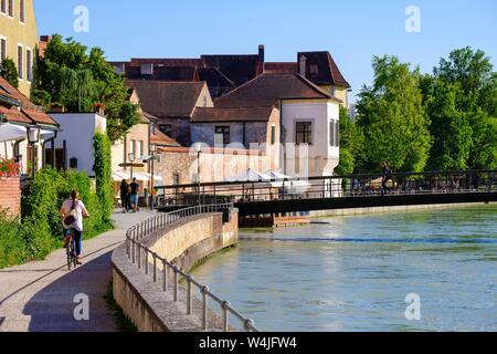 Isar Promenade und Landsteg über die Isar, Landshut, Niederbayern, Bayern, Deutschland Stockfoto