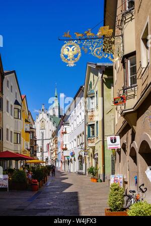 Franz-Josef-Straße mit Pfarrkirche, Altstadt Schwaz, Inntal, Tirol, Österreich Stockfoto