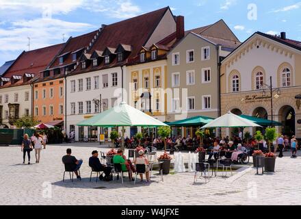 Obere Stadtplatz mit Gastronomie, Deggendorf, Niederbayern, Bayern, Deutschland Stockfoto