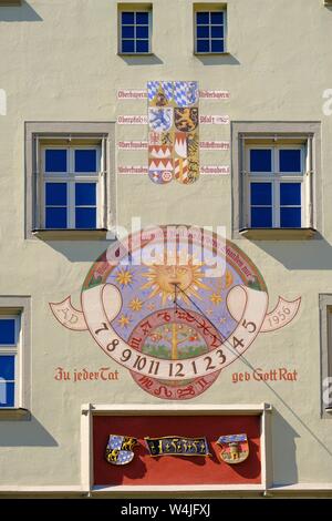 Wappen und Sonnenuhr an der Fassade, dem alten Rathaus, Deggendorf, Niederbayern, Bayern, Deutschland Stockfoto