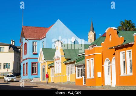 Bunte Häuser aus der deutschen Kolonialzeit, hinter dem Turm der Kirche, Altstadt von Lüderitz, Namibia Stockfoto