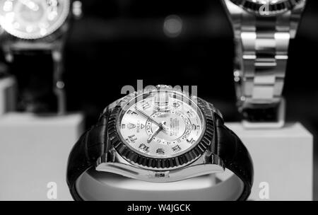 Barcelona, Spanien - Jun 1, 2018: neue Moderne letzte Sammlung von Luxus handgelenk Schweizer Uhren von Rolex Sky Dweller Modell in der offiziellen Store Distributor store Showcase in Barcelona hergestellt Stockfoto