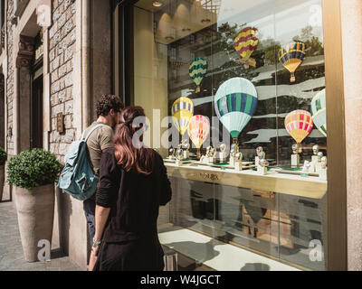 Barcelona, Spanien - Jun 1, 2018: Touristische Paar Einkaufen für moderne Neue letzte Sammlung von Luxus handgelenk Schweizer Uhren von Rolex Spanish Holiday Shopping hergestellt Stockfoto