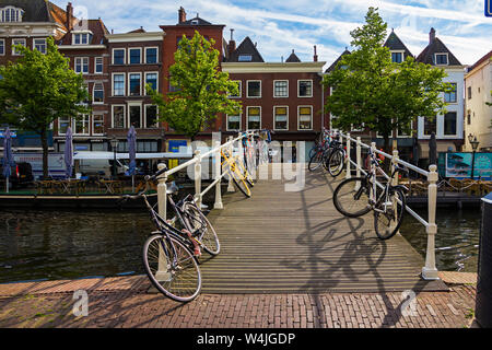 Leiden, Holland, Niederlande, Mai 22, 2019, Fahrräder geparkt alle um, Brücken, Straßen, Kanäle, Cafés, barge in der alten Stadt, Boote auf dem Wasser, bicyc Stockfoto