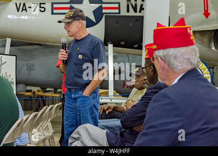 Ein veteran Aktien Geschichten von seinen VA Erfahrungen während der Mobile SWS Rathaus am USS Alabama Battleship Memorial Park in Mobile, Alabama. Stockfoto