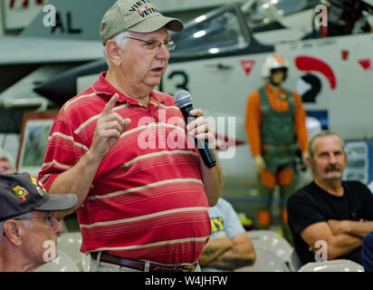 Veteran Rodney Keener Aktien Geschichten von seinen VA Erfahrungen während der Mobile SWS Rathaus am USS Alabama Battleship Memorial Park in Mobile, Alabama. Stockfoto