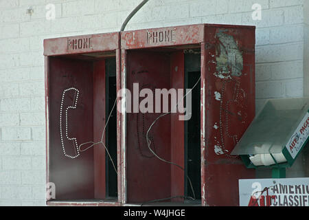 Aus öffentlichen zahlen Telefonzellen durch Gas Station in den Vereinigten Staaten Stockfoto