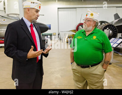 Abteilung von Alabama Bezirk 33 Commander Matt Fauxpas Gespräche mit der Abteilung der Florida State Commander Joe McGee in Mobile, Alabama. Stockfoto