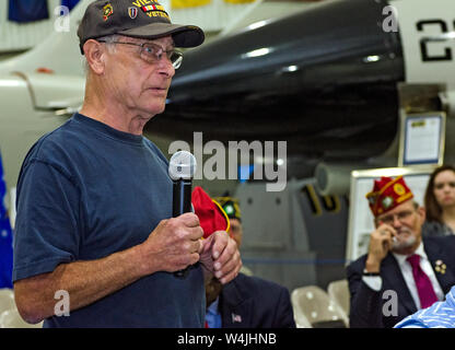 Ein Vietnam Veteran Aktien Geschichten von seinen VA Erfahrungen während der Mobile SWS Rathaus am USS Alabama Battleship Memorial Park in Mobile, Alabama. Stockfoto