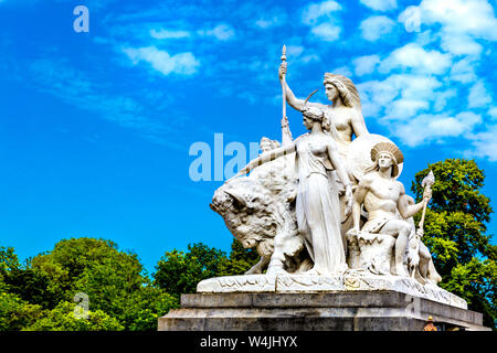 Eine der allegorischen Skulpturen aus Amerika von John Bell an der äußeren Ecke der Albert Memorial, London, UK Stockfoto