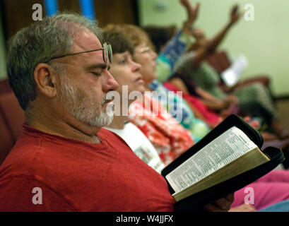 Ein Mann liest seine Bibel während einer Krise der Gemeinschaft Gebet service Mai 26, 2010 an der ersten Baptist-Kirche in Chalmette, Louisiana. Stockfoto