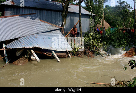 Tangail, Bangladesch. 21. Juli, 2019. Ein Mann steht neben seinem beschädigten Hauses nach schweren Monsunregen in Tangail. Über millionen Menschen durch Überschwemmungen durch den Monsun Regen und ausufernden Fluss im Norden, Nordosten und hügeligen Regionen in Bangladesch ausgelöst haben. Bild: Sultan Mahmud Mukut/SOPA Images/ZUMA Draht/Alamy leben Nachrichten Stockfoto