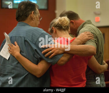 Die Menschen beten während einer Krise der Gemeinschaft Gebet service Mai 26, 2010 an der ersten Baptist-Kirche in Chalmette, Louisiana. Stockfoto