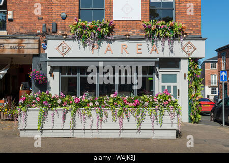 Parea Restaurant auf der London Road der kleinen Stadt Alderley Edge in Cheshire, Großbritannien. Stockfoto