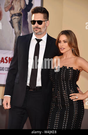 HOLLYWOOD, CA - 22. Juli: Joe Manganiello (L) und Sofia Vergara nehmen an der Sony Pictures'' Es War Einmal ... In Hollywood" Los Angeles Premiere auf der TCL Chinese Theatre am Juli 22, 2019 in Hollywood, Kalifornien. Stockfoto