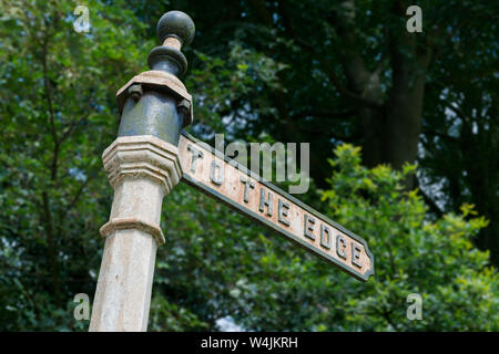 Eine altmodische Zeichen zeigt "an den Rand" Aussichtspunkt in der kleinen Stadt Alderley Edge in Cheshire, Großbritannien. Stockfoto