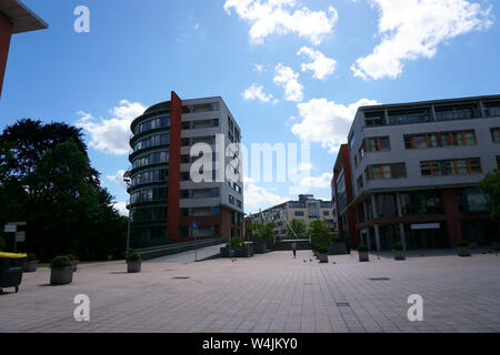 Der Rathausplatz in Bad Homburg mit modernen Wohn- und Geschäftshäusern sowie die Fußgängerbrücke über den Hessenring. Stockfoto