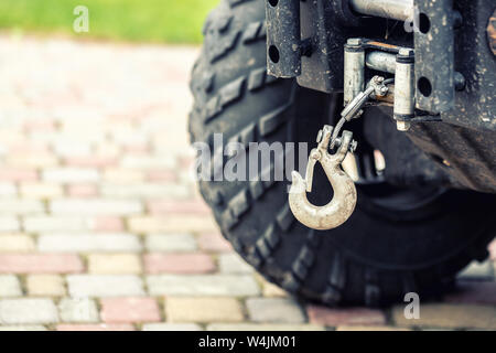 Nahaufnahme atv Quadbike Whick Haken montiert auf Offroad All-Terrain-Fahrzeug Stockfoto