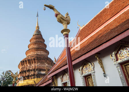 Eine alte Chedi im Wat Phra Bat Ming Meuang Worawiharn in der Altstadt Das Zentrum der Stadt Phrae im Norden von Thailand. Thailand, Phrae November, 2 Stockfoto