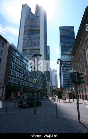 Frankfurt, Deutschland - Juli 06, 2019: Verschiedene Hochhäuser wie die Commerzbank Hochhaus im Zentrum der Stadt in der Hintergrundbeleuchtung am 06 Juli 2019 in Frankfurt am Main. Stockfoto