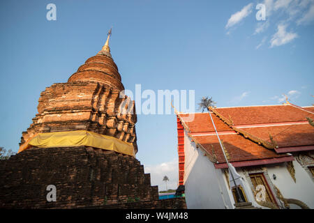 Eine alte Chedi im Wat Phra Bat Ming Meuang Worawiharn in der Altstadt Das Zentrum der Stadt Phrae im Norden von Thailand. Thailand, Phrae November, 2 Stockfoto