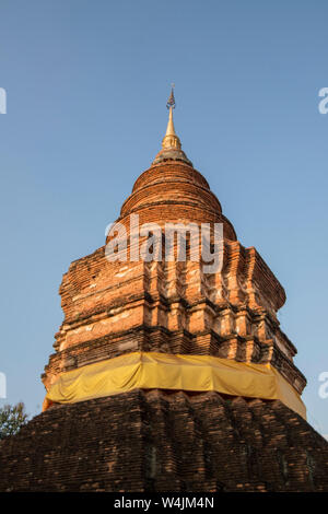 Eine alte Chedi im Wat Phra Bat Ming Meuang Worawiharn in der Altstadt Das Zentrum der Stadt Phrae im Norden von Thailand. Thailand, Phrae November, 2 Stockfoto