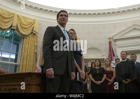 Washington, District of Columbia, USA. 23. Juli, 2019. Dr. Mark Esper steht mit seiner Frau Lea vor seiner Vereidigung als Usa-Verteidigungsminister im Oval Office im Weißen Haus in Washington, DC, USA am 23. Juli 2019. Credit: Stefani Reynolds/CNP/ZUMA Draht/Alamy leben Nachrichten Stockfoto